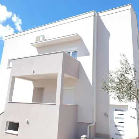 - 2 Bedroom With Sea View ザダル